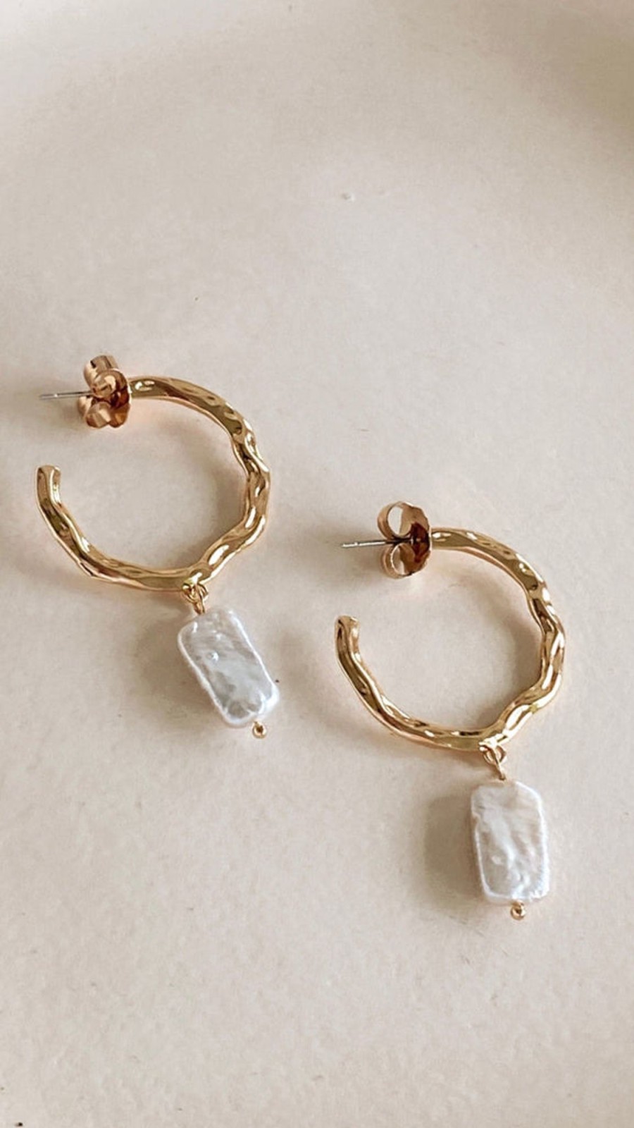 Accessories Adorne | Beaten Metal Pearl Drop Hoops - Gold/Cream